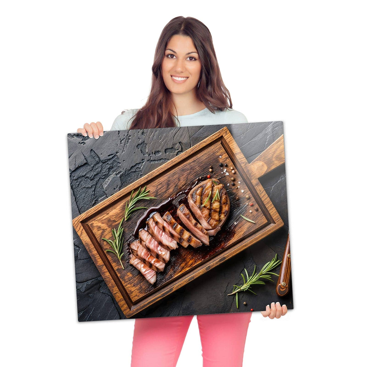 Kochfeldabdeckung mit Servierbrett Fleisch-Motiv wird zur Größendarstellung gehalten