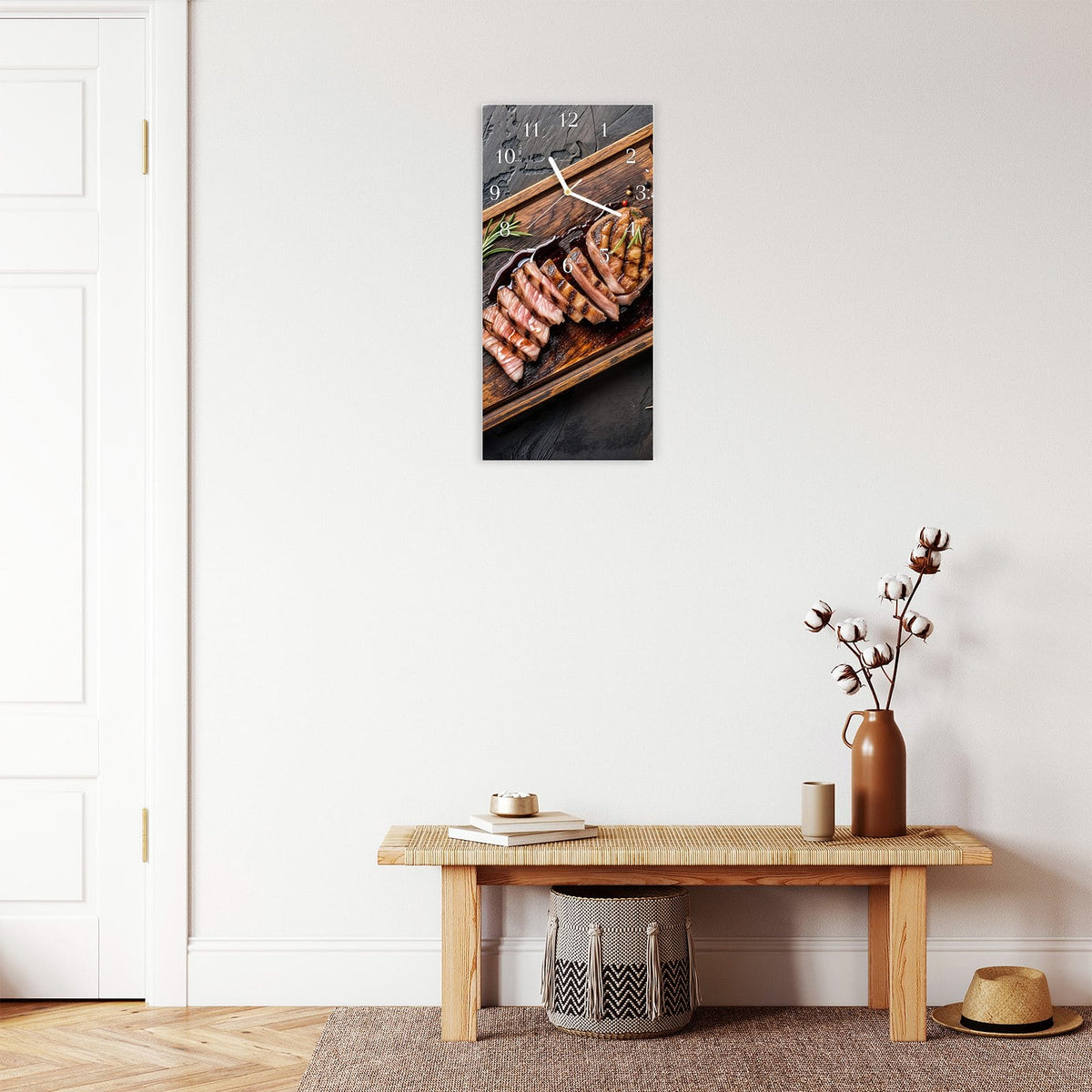 Moderne Wanduhr aus Glas mit Farbtiefe – Wanduhr Servierbrett Fleisch aus Glas – Hochformat 30 × 60 cm