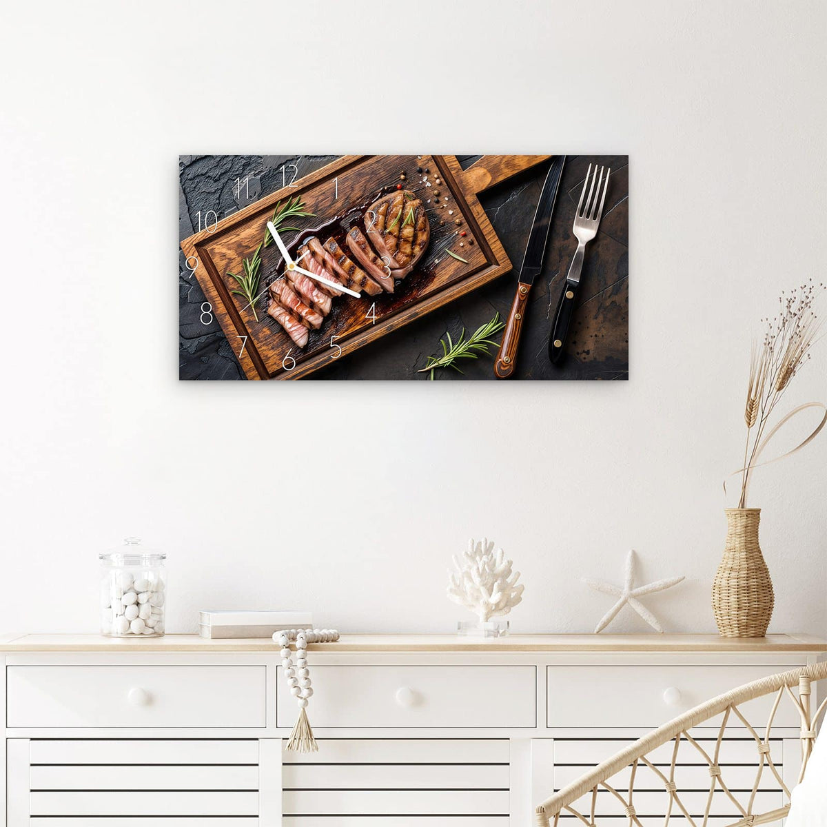 Wanduhr Servierbrett Fleisch aus Glas – Querformat 60 × 30 cm – Rosa gebratenes Steak in Scheiben