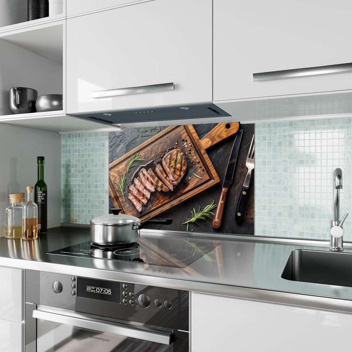 Küchenrückwand aus Glas Steak in Scheiben im Hochformat als Spritzschutz hinter dem Kochfeld, über dem Fliesenspiegel montiert