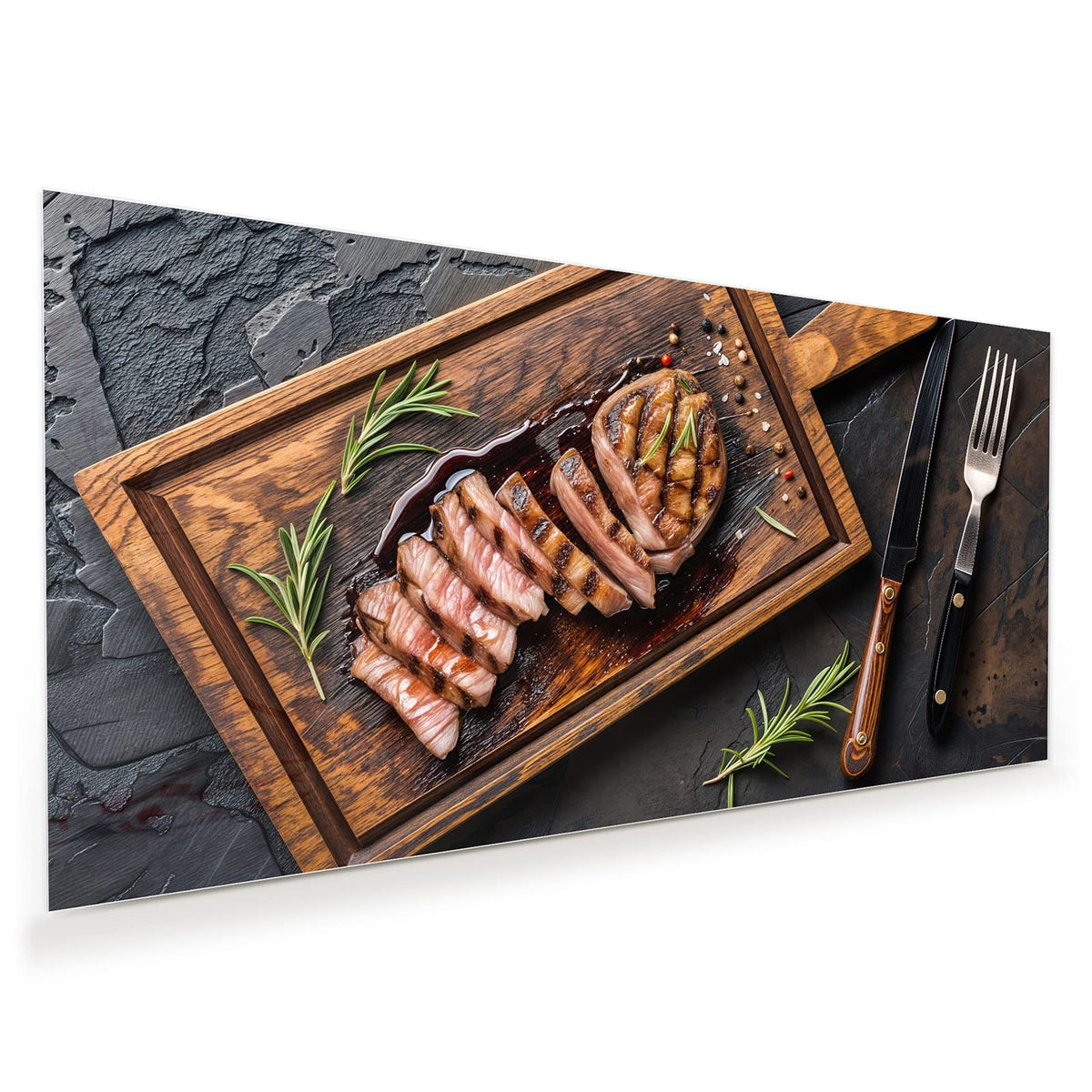 Rosa gebratenes Steak in Scheiben aufgefächert auf dunklem Holzbrett, Rosmarin und Pfeffer auf Schiefer.
