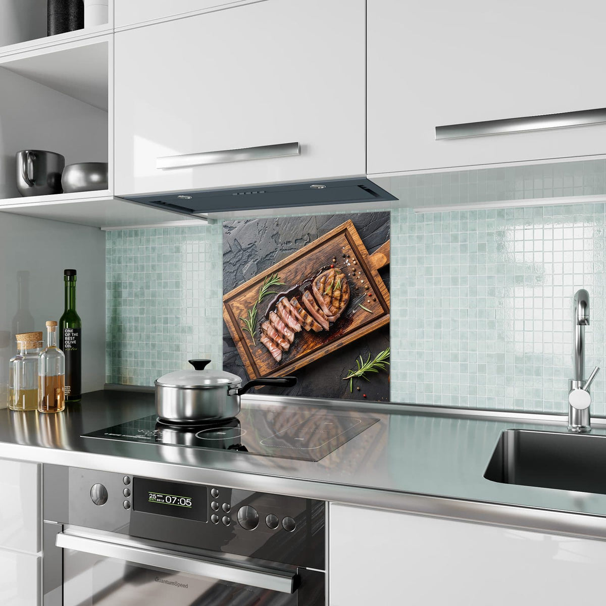 Küchenrückwand aus Glas Steak in Scheiben im quadratischen Format als Spritzschutz hinter dem Kochfeld, über dem Fliesenspiegel montiert