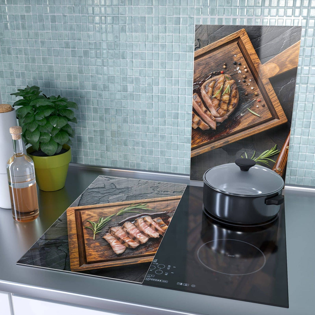 2-teilige Herdabdeckplatte Induktion mit Servierbrett Fleisch-Motiv als Spritzschutz hinter dem Kochfeld