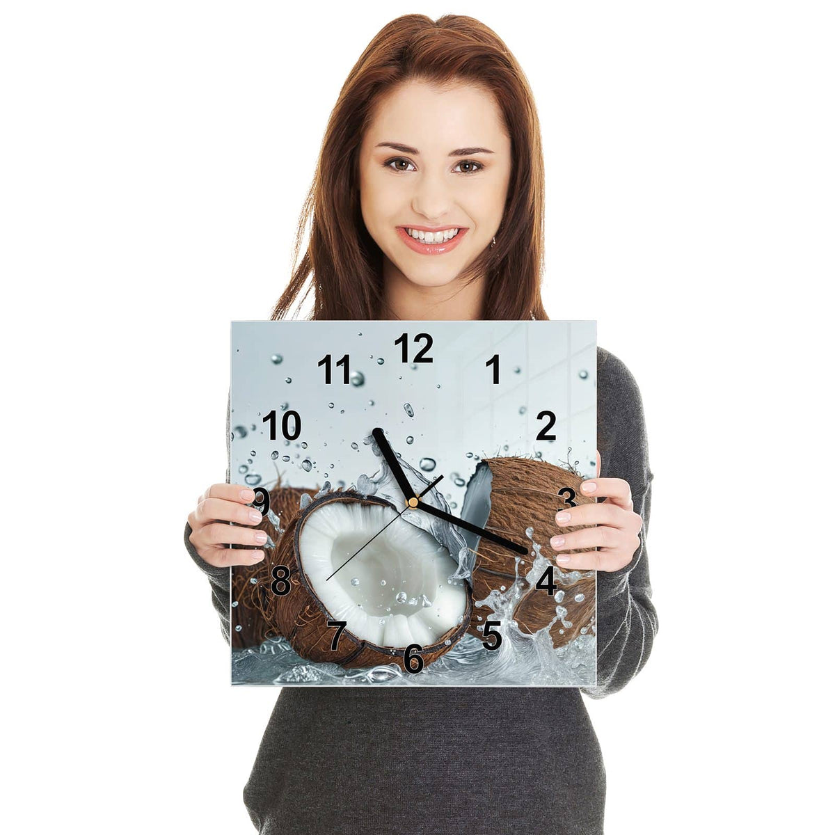 Quadratische Wanduhr aus Glas Halbe Kokosnuss in zwei Händen gehalten – Größenvergleich, 30 × 30 cm