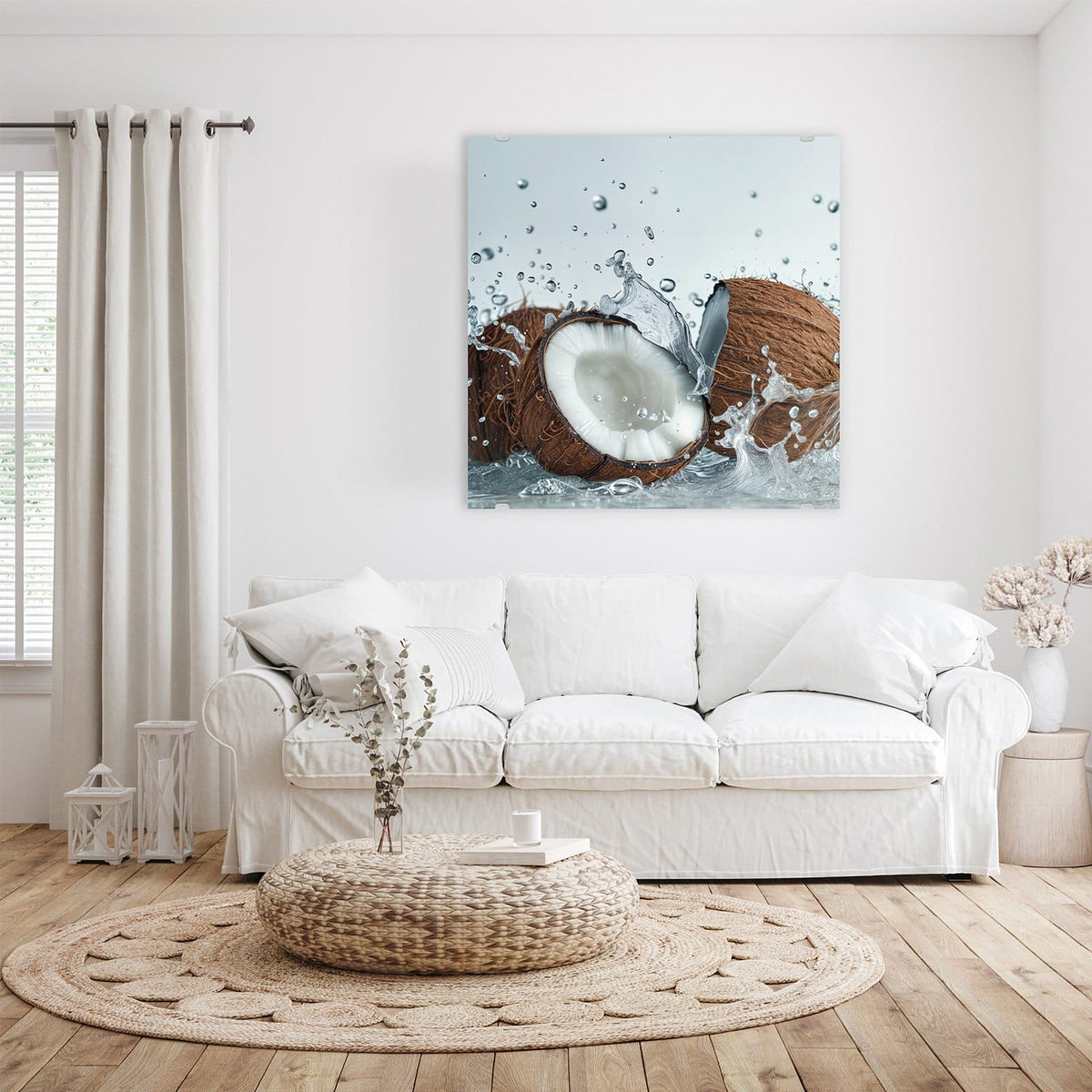 Glasbild Halbe Kokosnuss an der Wand – Eine halbierte Kokosnuss im Vordergrund, zwei ganze dahinter, Wasser spritzt auf