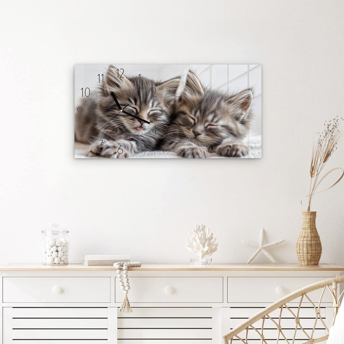 Wanduhr Schlafende Kätzchen aus Glas – Querformat 60 × 30 cm – Zwei flauschige Kätzchen nebeneinander
