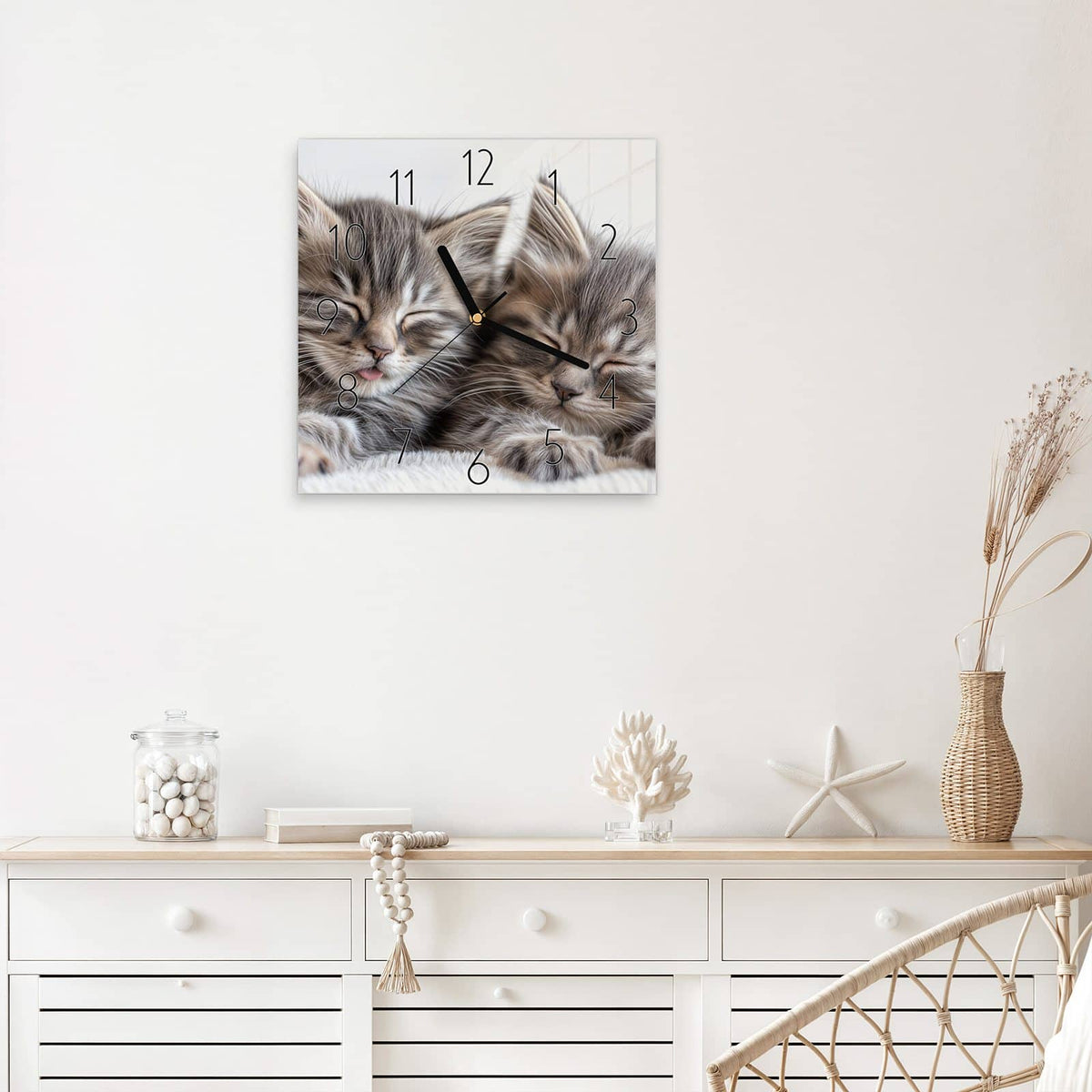 Wanduhr Zwei schlafende Kätzchen aus Glas – Quadratisch 30 × 30 cm – Zwei flauschige Kätzchen nebeneinander