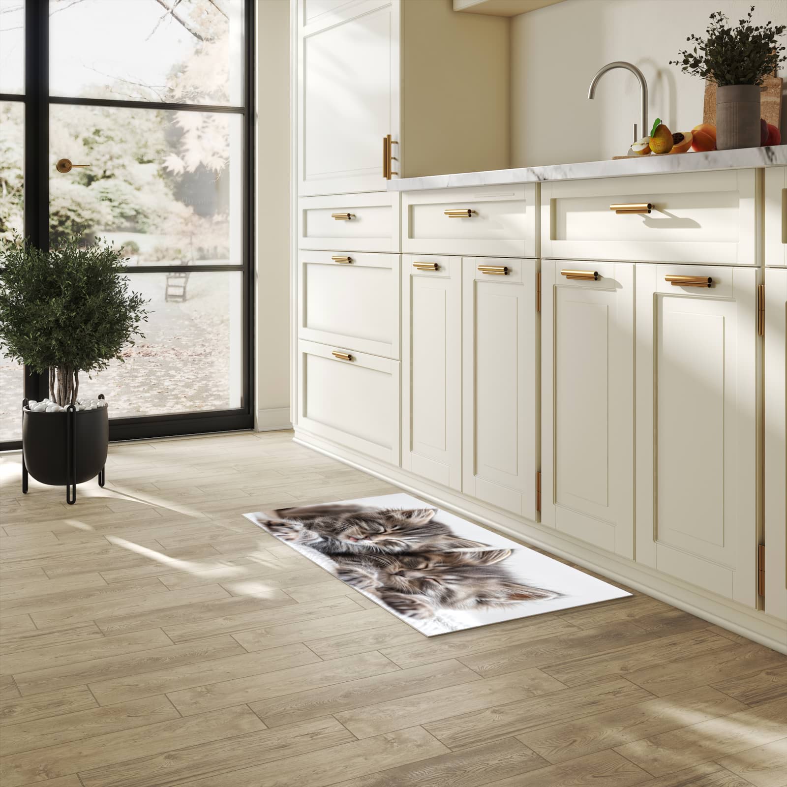 Geräuschdämpfender waschbarer Küchenteppich mit Motiv Schlafende Kätzchen in heller Küche