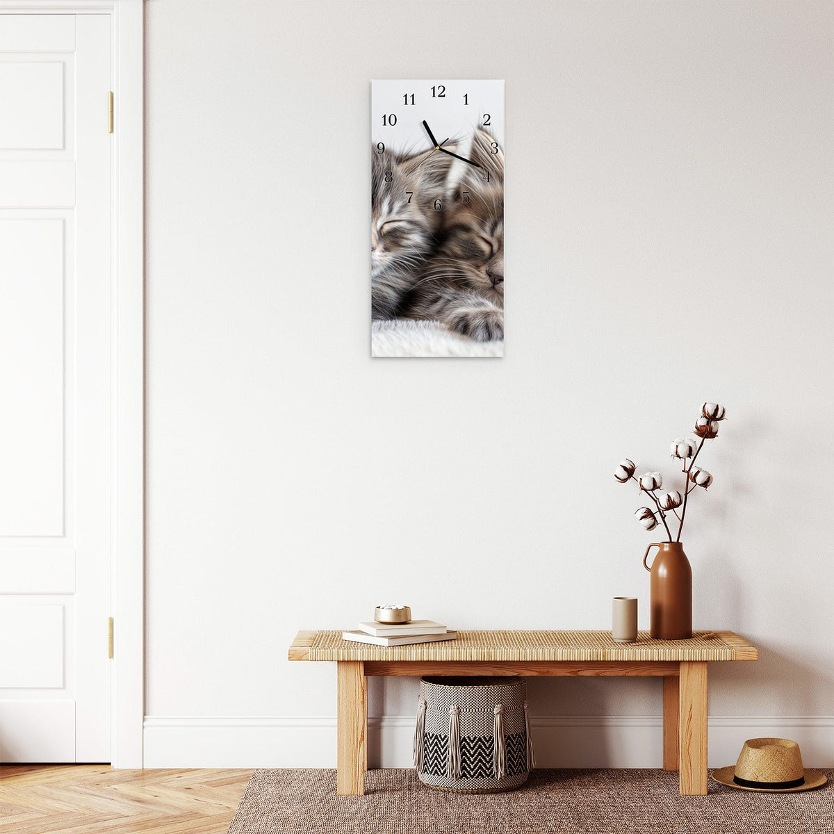 Moderne Wanduhr aus Glas mit Farbtiefe – Wanduhr Schlafende Kätzchen aus Glas – Hochformat 30 × 60 cm