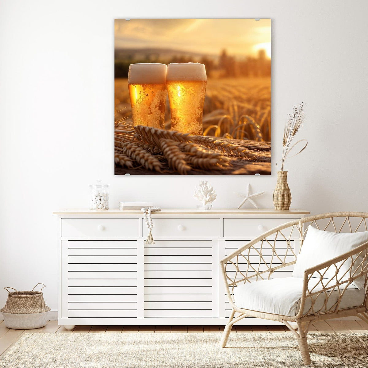 Glasbild Biergläser im Kornfeld an der Wand – Zwei hohe Biergläser mit Schaumkrone in einem Weizenfeld, tiefstehende Sonne