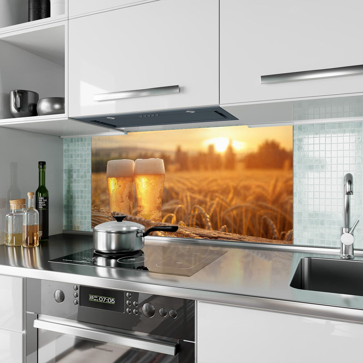 Küchenrückwand aus Glas Biergläser im Kornfeld im Hochformat als Spritzschutz hinter dem Kochfeld, über dem Fliesenspiegel montiert
