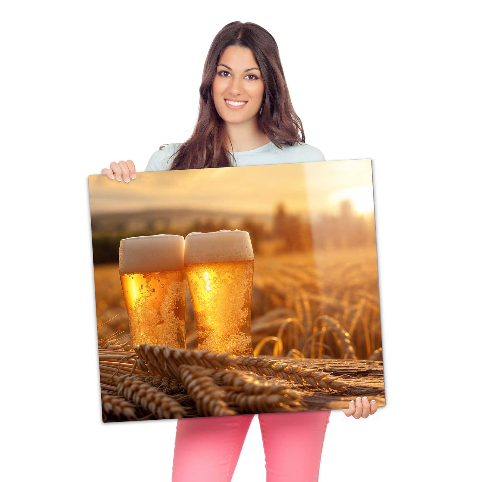 Herdabdeckplatte für Induktion mit Sonnenuntergangsbecher-Motiv wird zur Größendarstellung gehalten