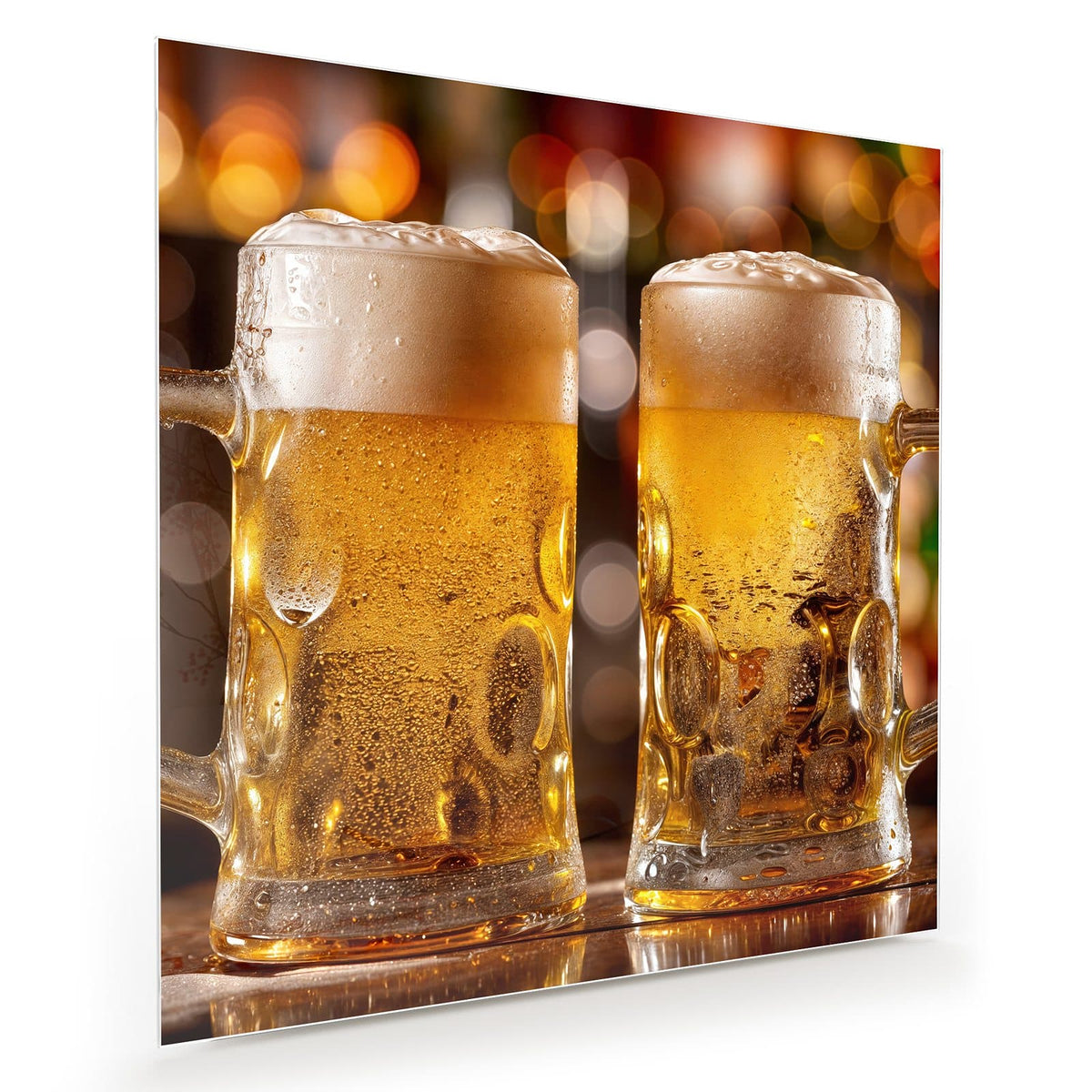 Zwei beschlagene Maßkrüge mit hellem Bier und Schaumkrone vor buntem Bokeh