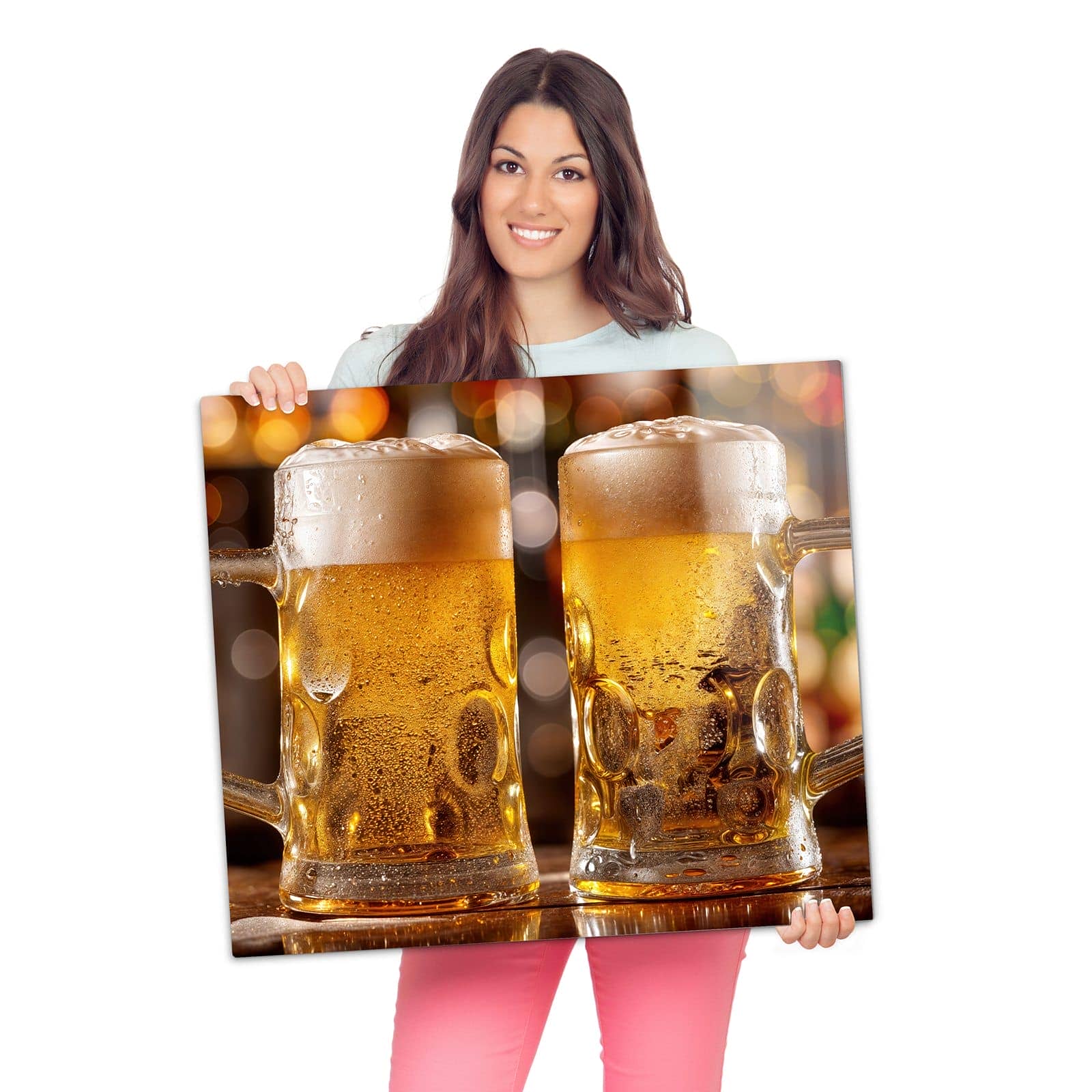 Herdabdeckplatte mit Zwei Bierkrüge-Motiv wird zur Größendarstellung gehalten