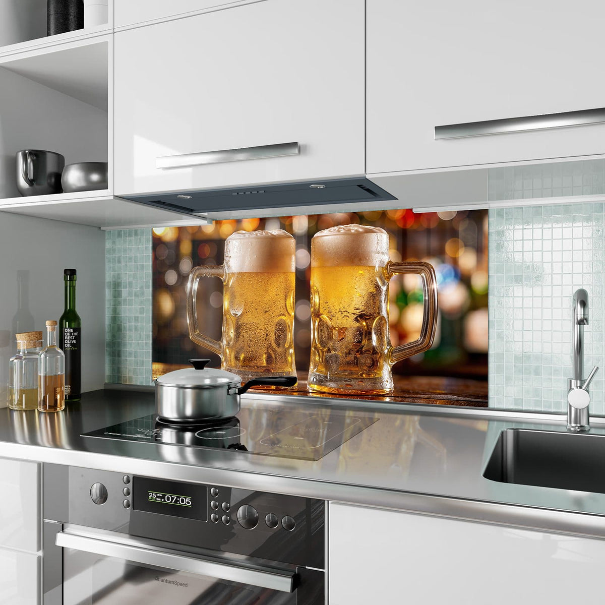Küchenrückwand aus Glas Zwei Bierkrüge im Hochformat als Spritzschutz hinter dem Kochfeld, über dem Fliesenspiegel montiert