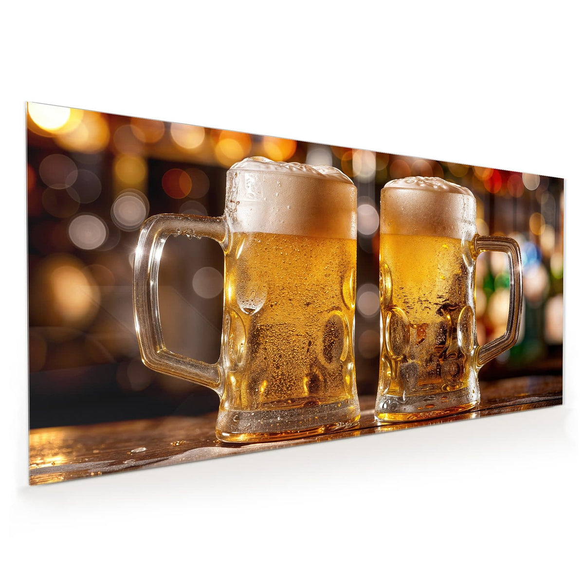 Küchenrückwand aus Glas im Hochformat: Zwei beschlagene Maßkrüge mit hellem Bier und Schaumkrone vor buntem Bokeh