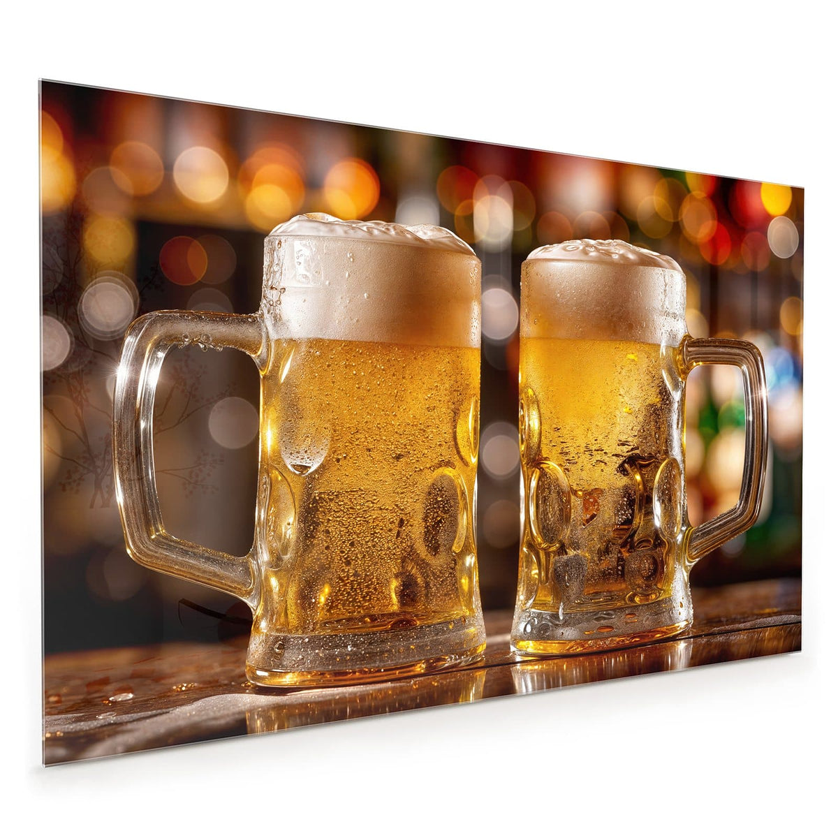 Küchenrückwand aus Glas im Hochformat: Zwei beschlagene Maßkrüge mit hellem Bier und Schaumkrone vor buntem Bokeh