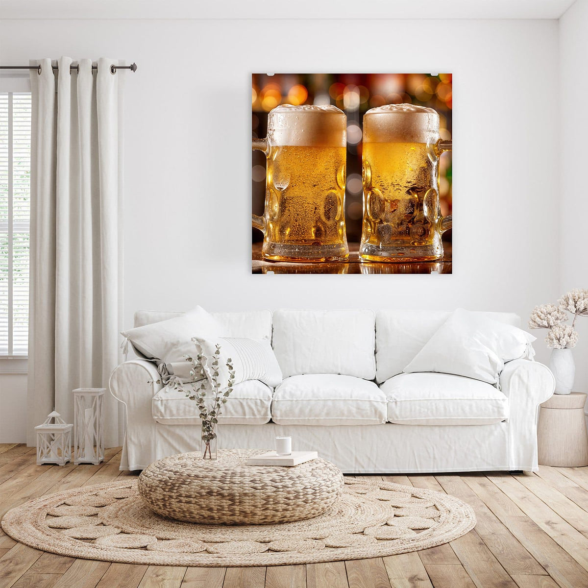 Glasbild Zwei Bierkrüge an der Wand – Zwei beschlagene Maßkrüge mit hellem Bier und Schaumkrone vor buntem Bokeh