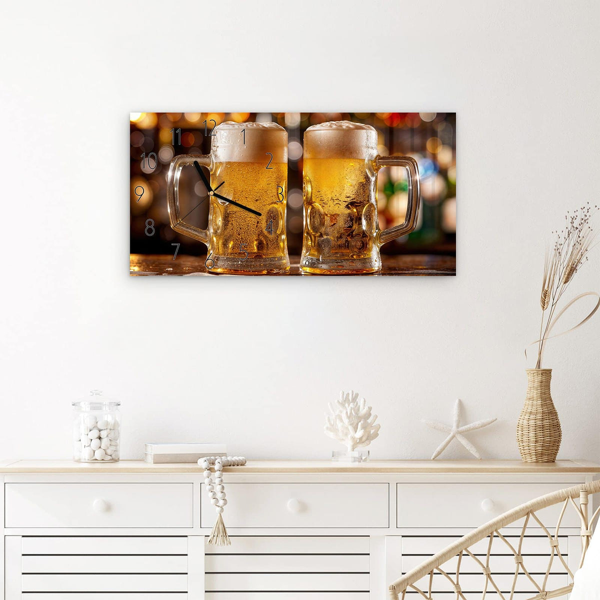 Wanduhr Zwei Bierkrüge aus Glas – Querformat 60 × 30 cm – Zwei Bierkrüge in Goldgelb