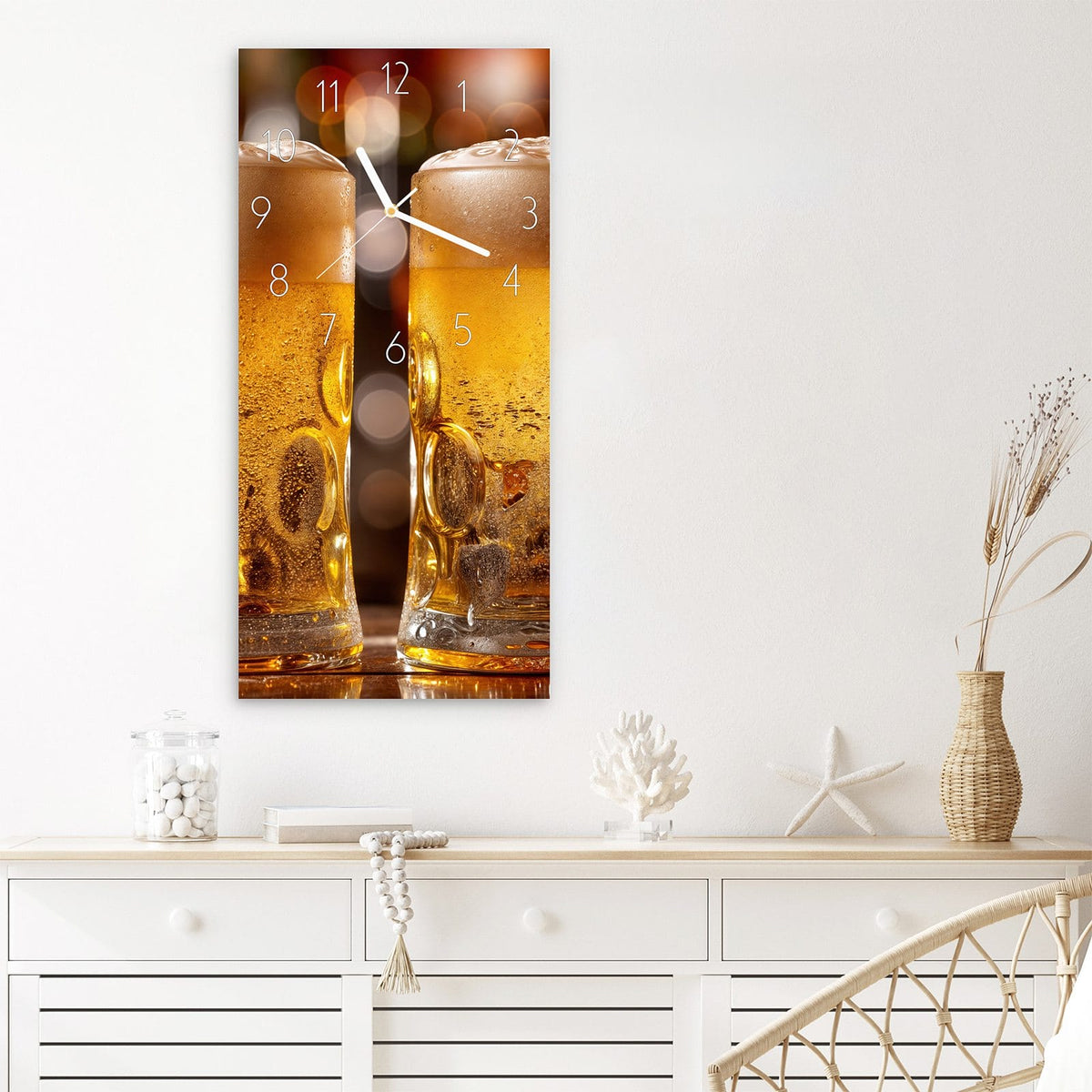 Wanduhr Zwei Bierkrüge aus Glas – Hochformat 30 × 60 cm – Zwei Bierkrüge in Goldgelb