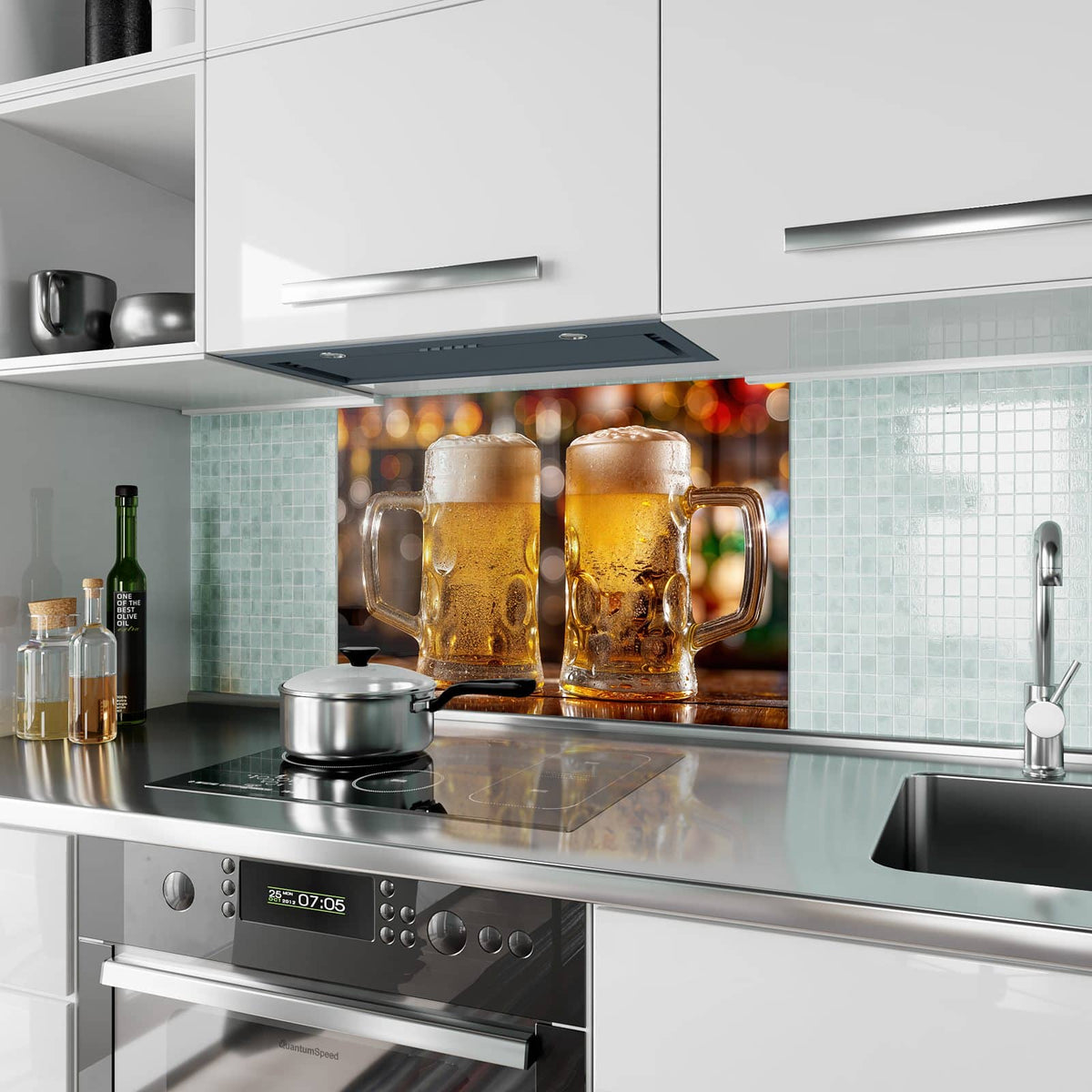 Küchenrückwand aus Glas Zwei Bierkrüge im Hochformat als Spritzschutz hinter dem Kochfeld, über dem Fliesenspiegel montiert