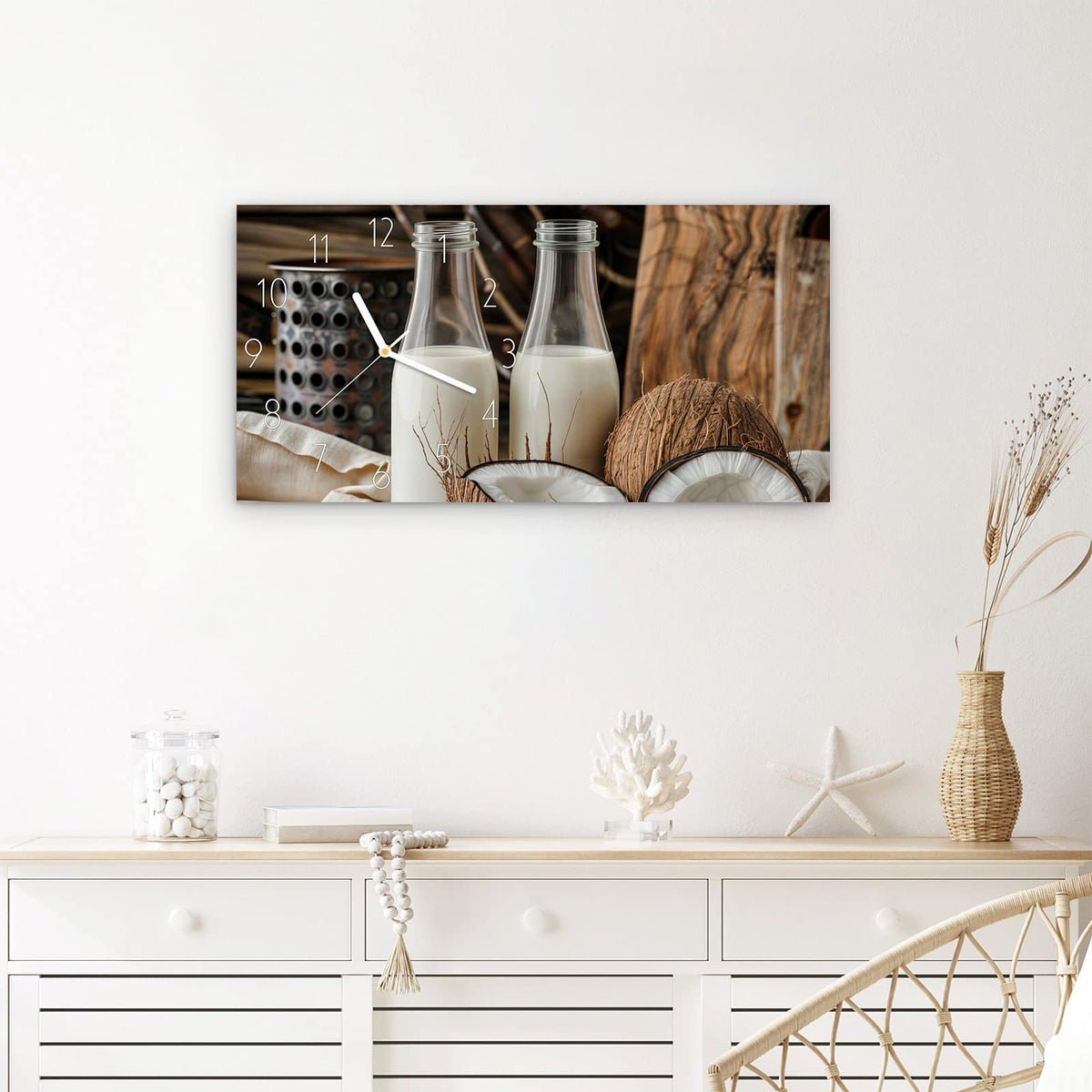 Wanduhr Kokosnusslmahlzeit aus Glas – Querformat 60 × 30 cm – Geöffnete Kokosnüsse und Kokosmilch