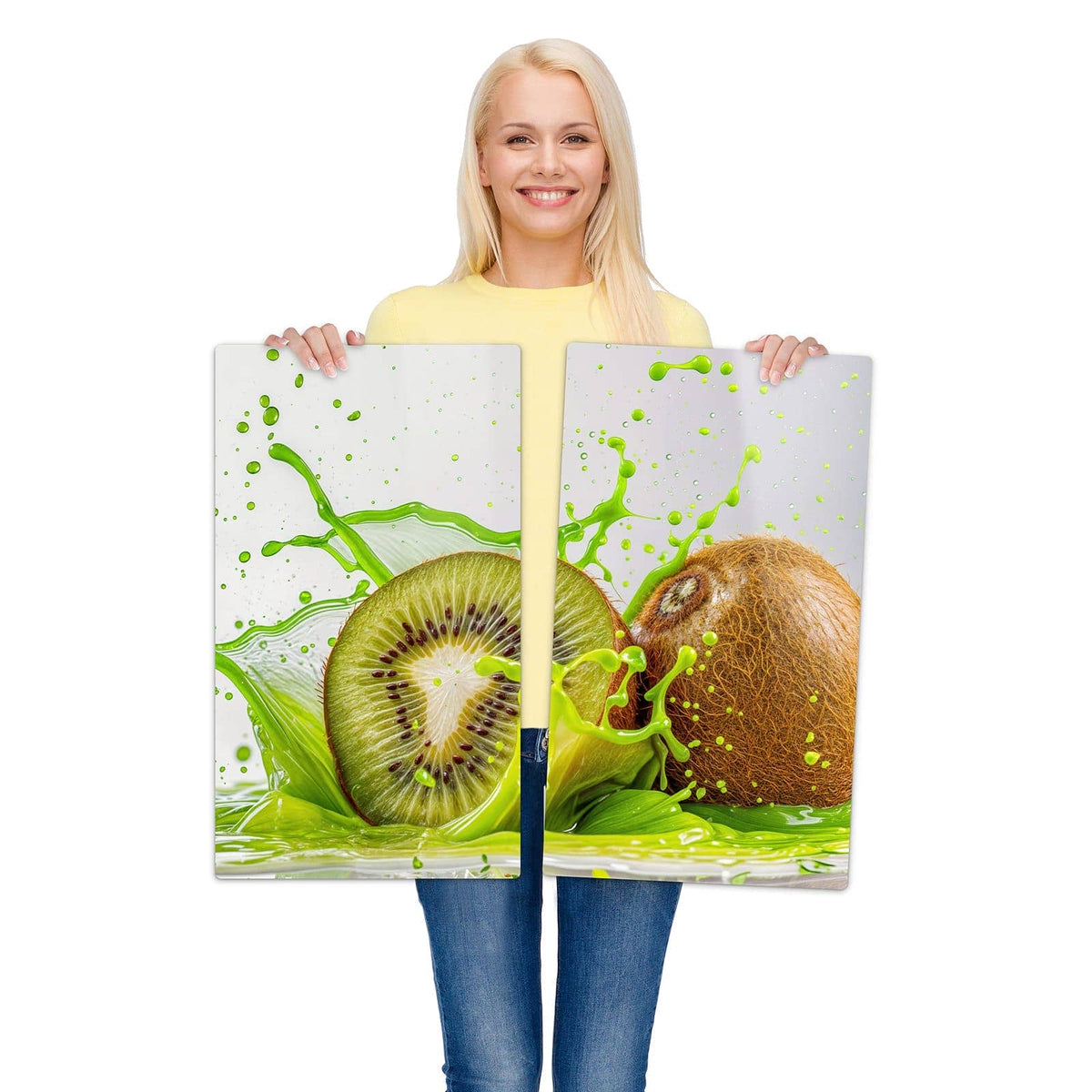 2-teilige Herdabdeckung für Induktionsfeld mit Kiwi Spritzer-Motiv wird zur Größendarstellung gehalten