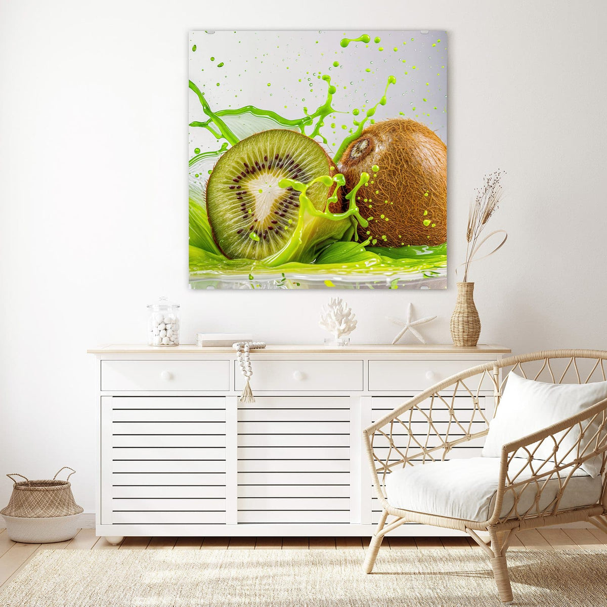 Glasbild Kiwi im Saftspritzer an der Wand – Halbe Kiwi und eine ganze braune Kiwi in einem grünen Saftspritzer
