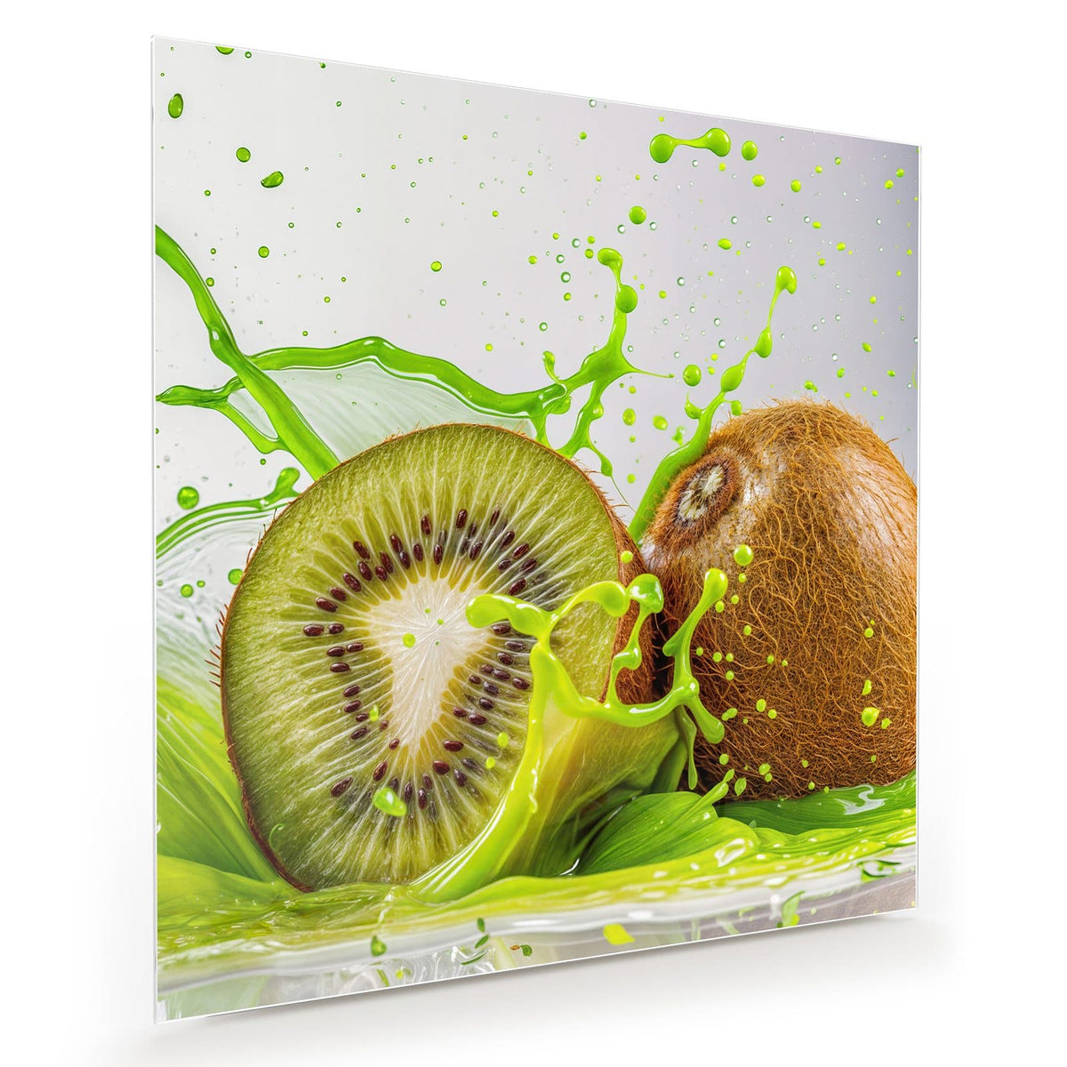 Halbe Kiwi und eine ganze braune Kiwi in einem grünen Saftspritzer