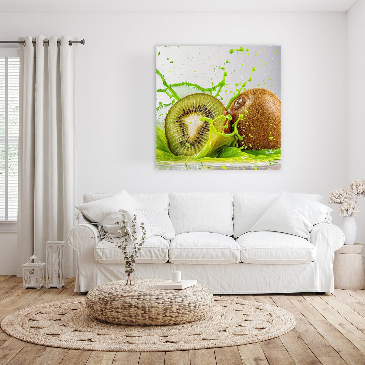 Glasbild Kiwi im Saftspritzer an der Wand – Halbe Kiwi und eine ganze braune Kiwi in einem grünen Saftspritzer