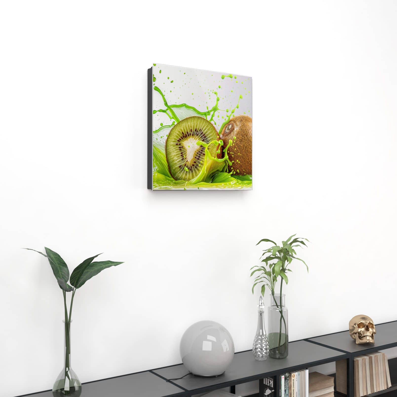 Sicherer Schlüsselschrank mit Motiv Kiwi Spritzer an Wand im Wohnzimmer