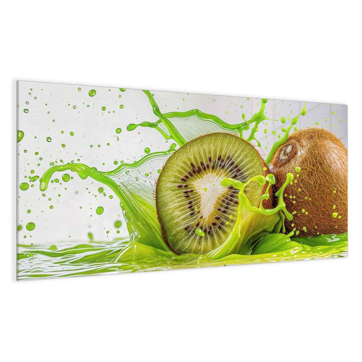 Halbe Kiwi und eine ganze braune Kiwi in einem grünen Saftspritzer