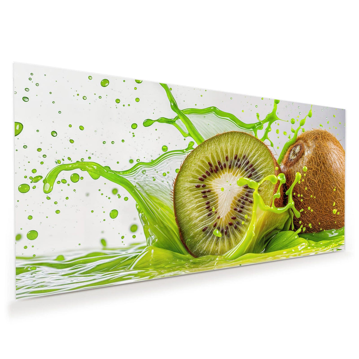 Halbe Kiwi und eine ganze braune Kiwi in einem grünen Saftspritzer
