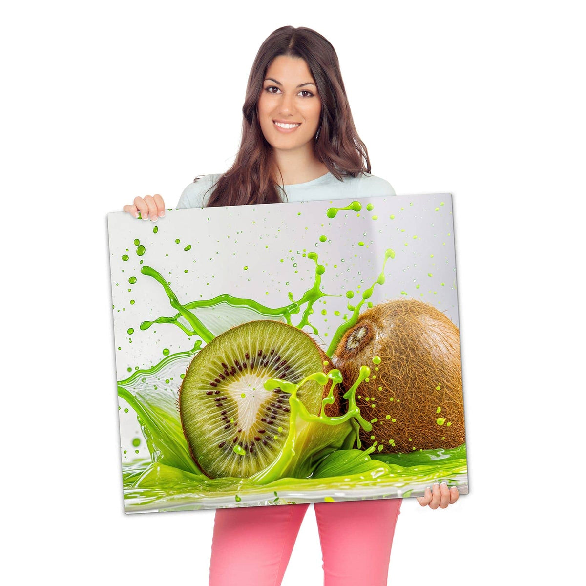 Herdabdeckplatten aus Glas mit Kiwi Spritzer-Motiv wird zur Größendarstellung gehalten