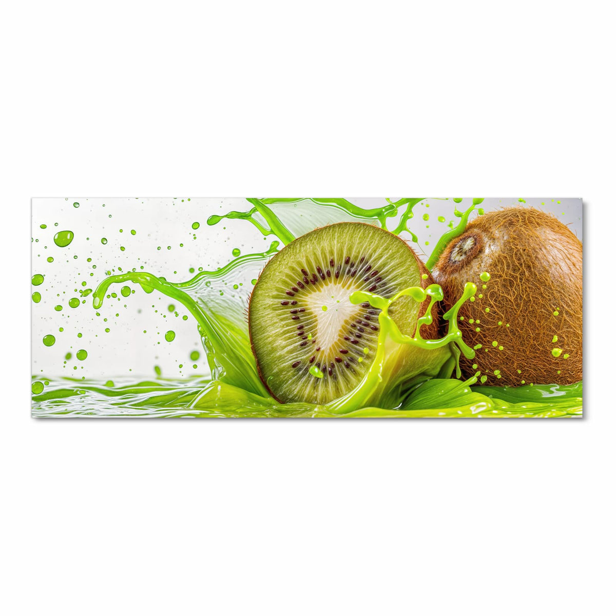 Halbe Kiwi und eine ganze braune Kiwi in einem grünen Saftspritzer
