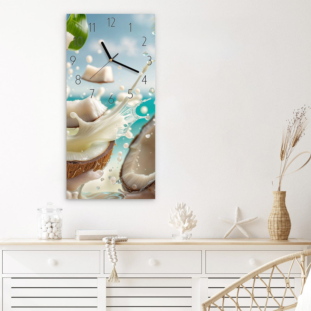 Wanduhr Kokosnuss Spritzer aus Glas – Zerbrochene Kokosnüsse vor blauem Meer