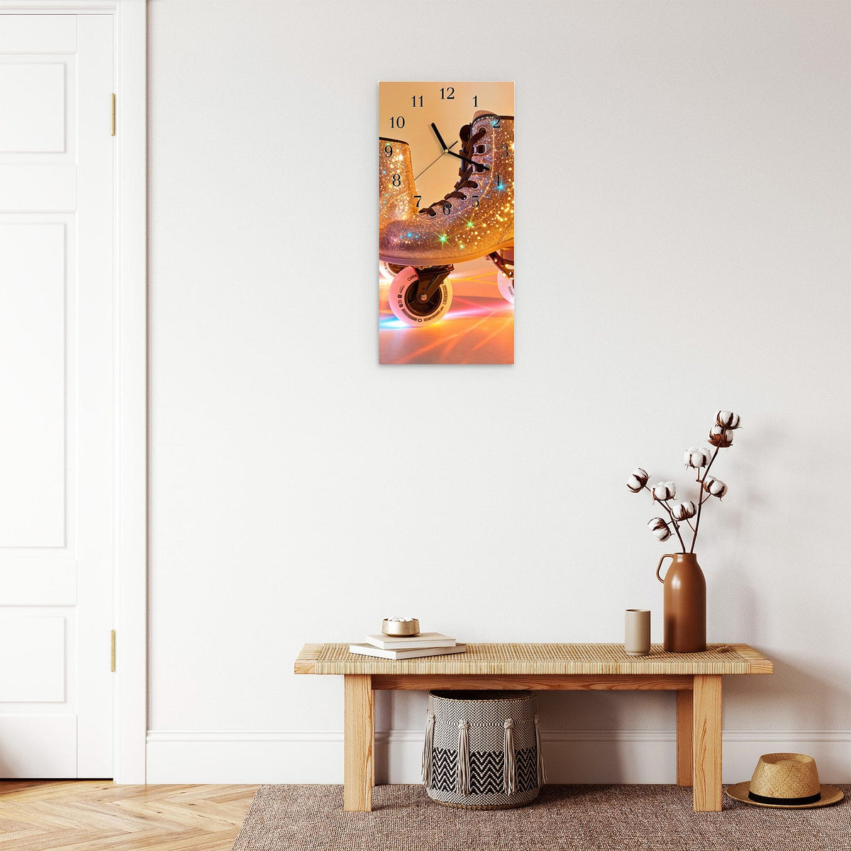 Moderne Wanduhr aus Glas mit Farbtiefe – Wanduhr Glitzer Rollschuhe aus Glas – Hochformat 30 × 60 cm