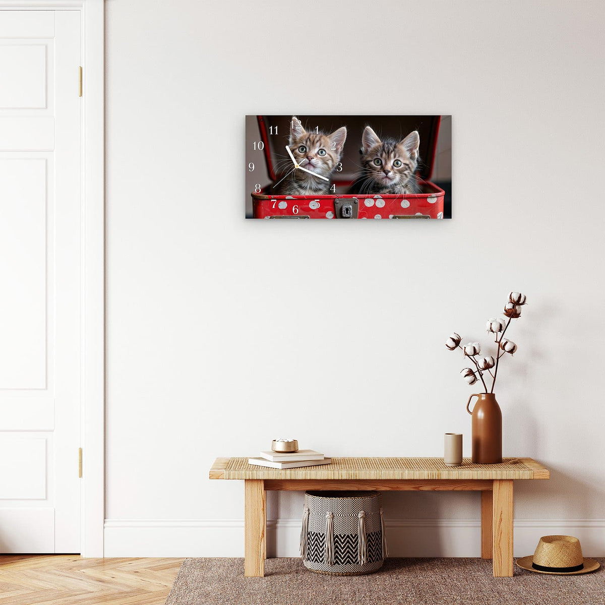 Moderne Wanduhr aus Glas mit Farbtiefe – Wanduhr Katzen im Koffer aus Glas – Querformat 60 × 30 cm