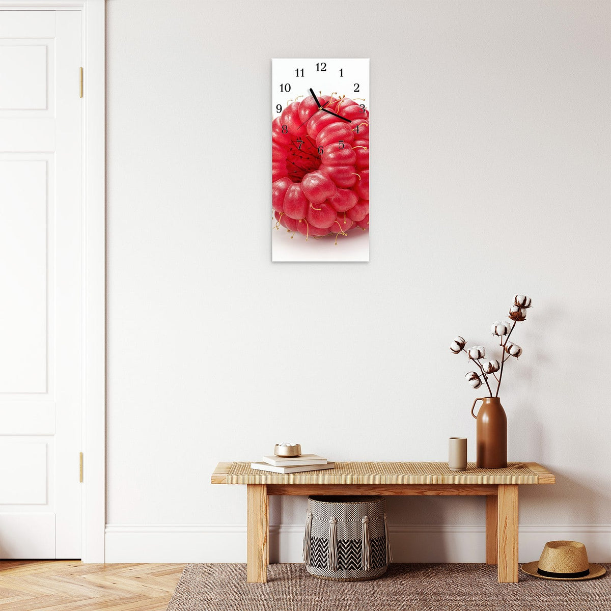 Moderne Wanduhr aus Glas mit Farbtiefe – Wanduhr Himbeerenblatt aus Glas – Hochformat 30 × 60 cm