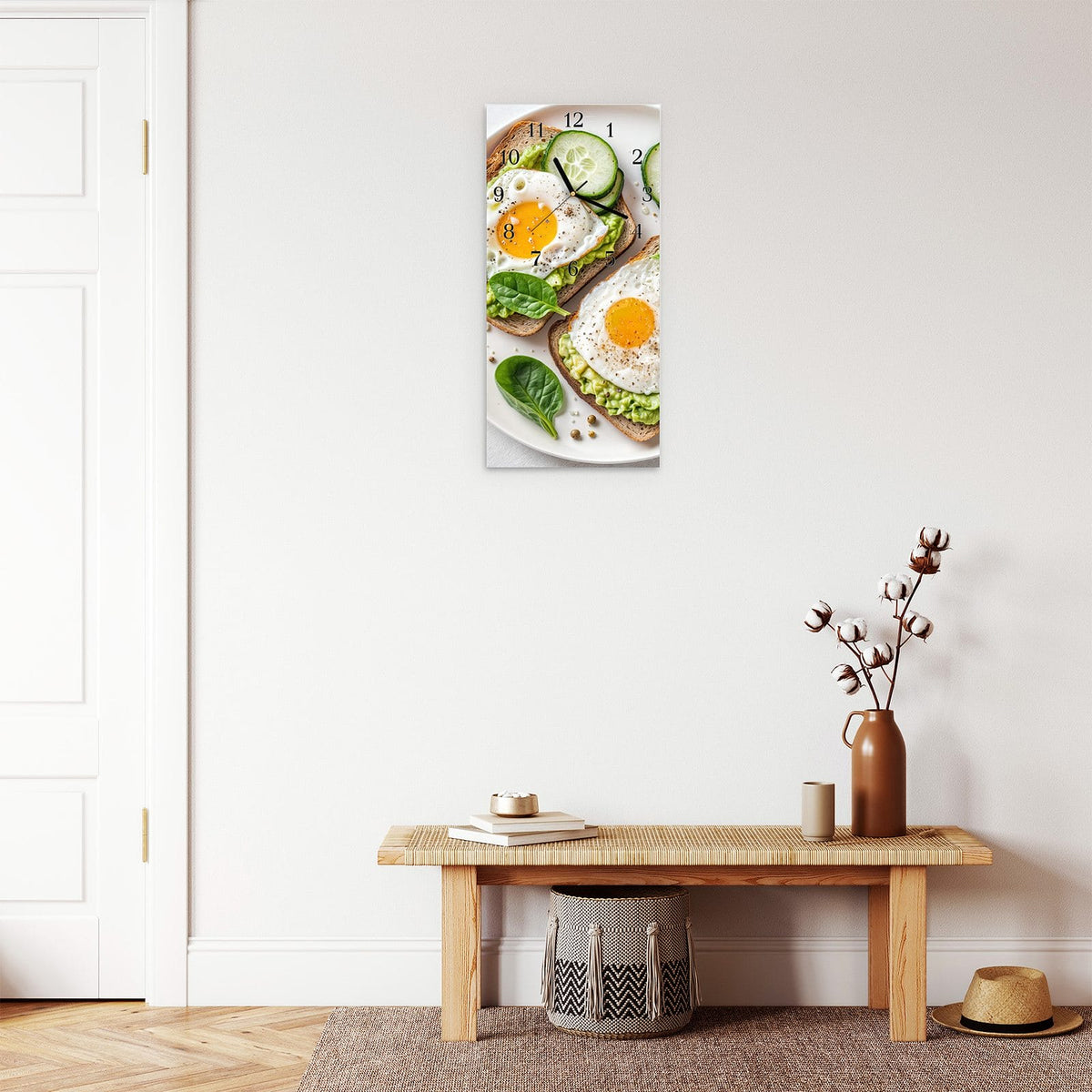 Moderne Wanduhr aus Glas mit Farbtiefe – Wanduhr Brot und Avocado aus Glas – Hochformat 30 × 60 cm