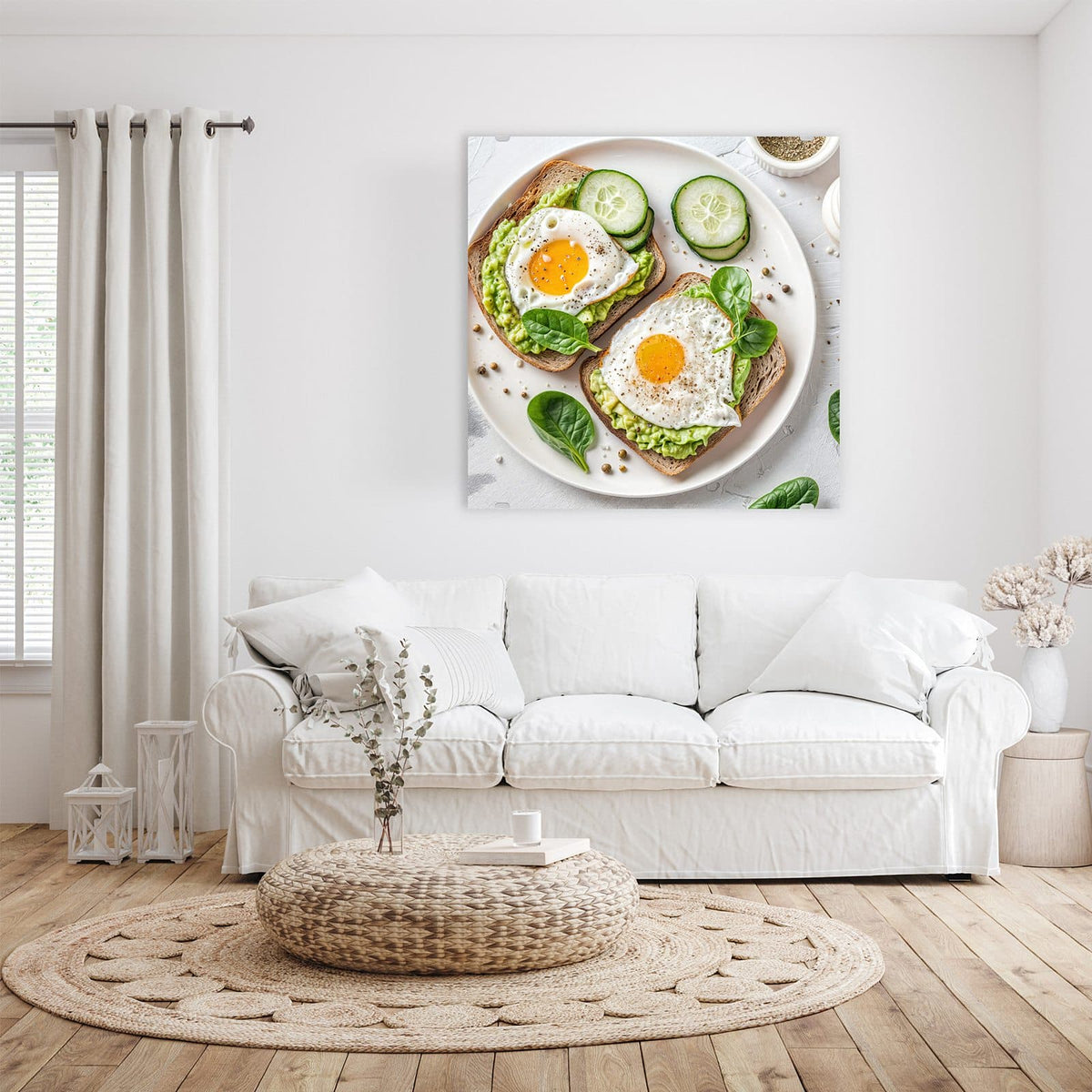 Zwei Vollkornbrote mit Avocadocreme und Spiegelei, Gurke und Spinat auf weißem Teller