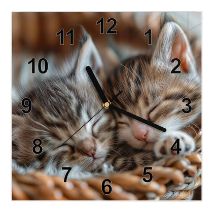 Wanduhr Quadratisch mit dem Motiv Kätzchen im Korb