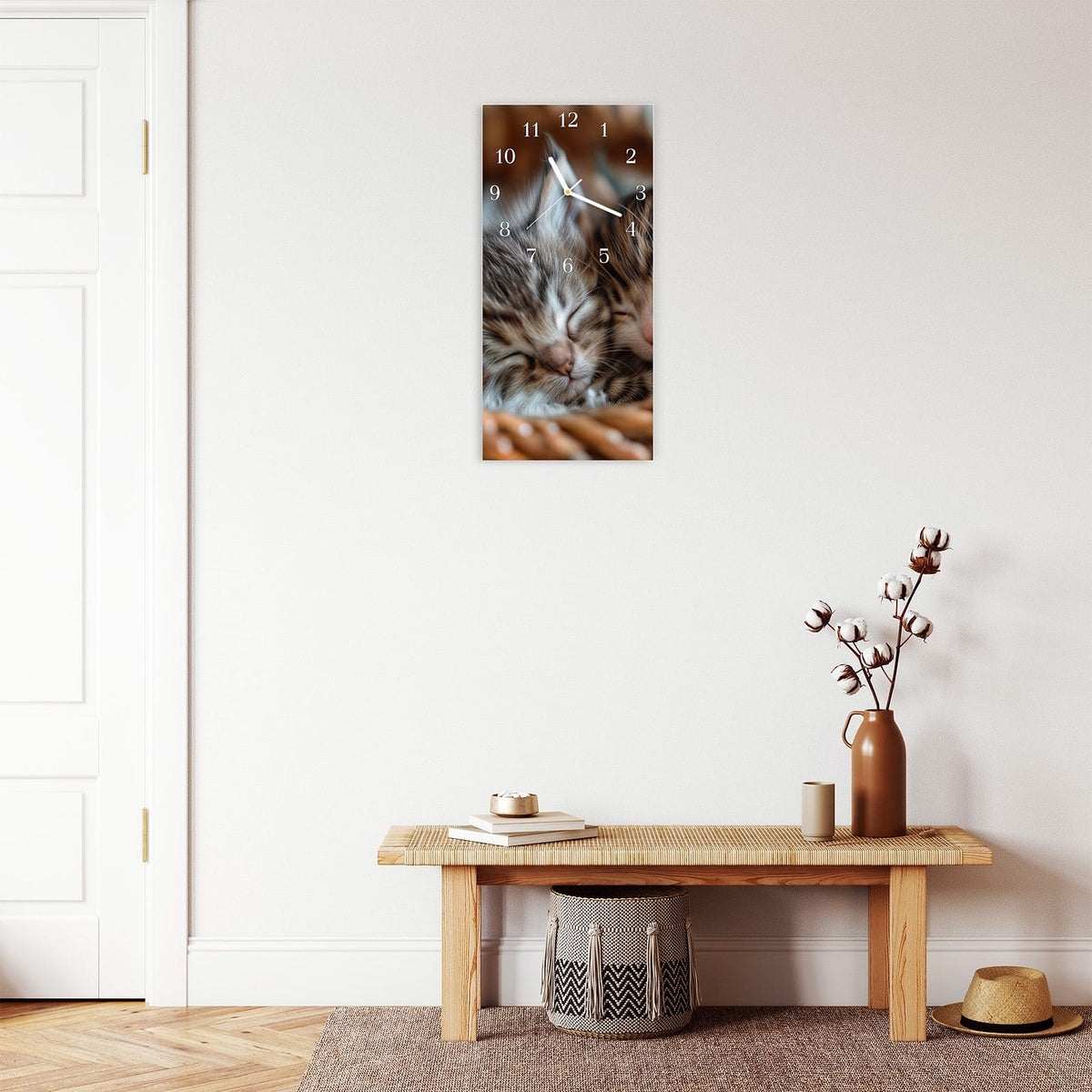 Moderne Wanduhr aus Glas mit Farbtiefe – Wanduhr Friedlich Schlafende Kätzchen aus Glas – Hochformat 30 × 60 cm