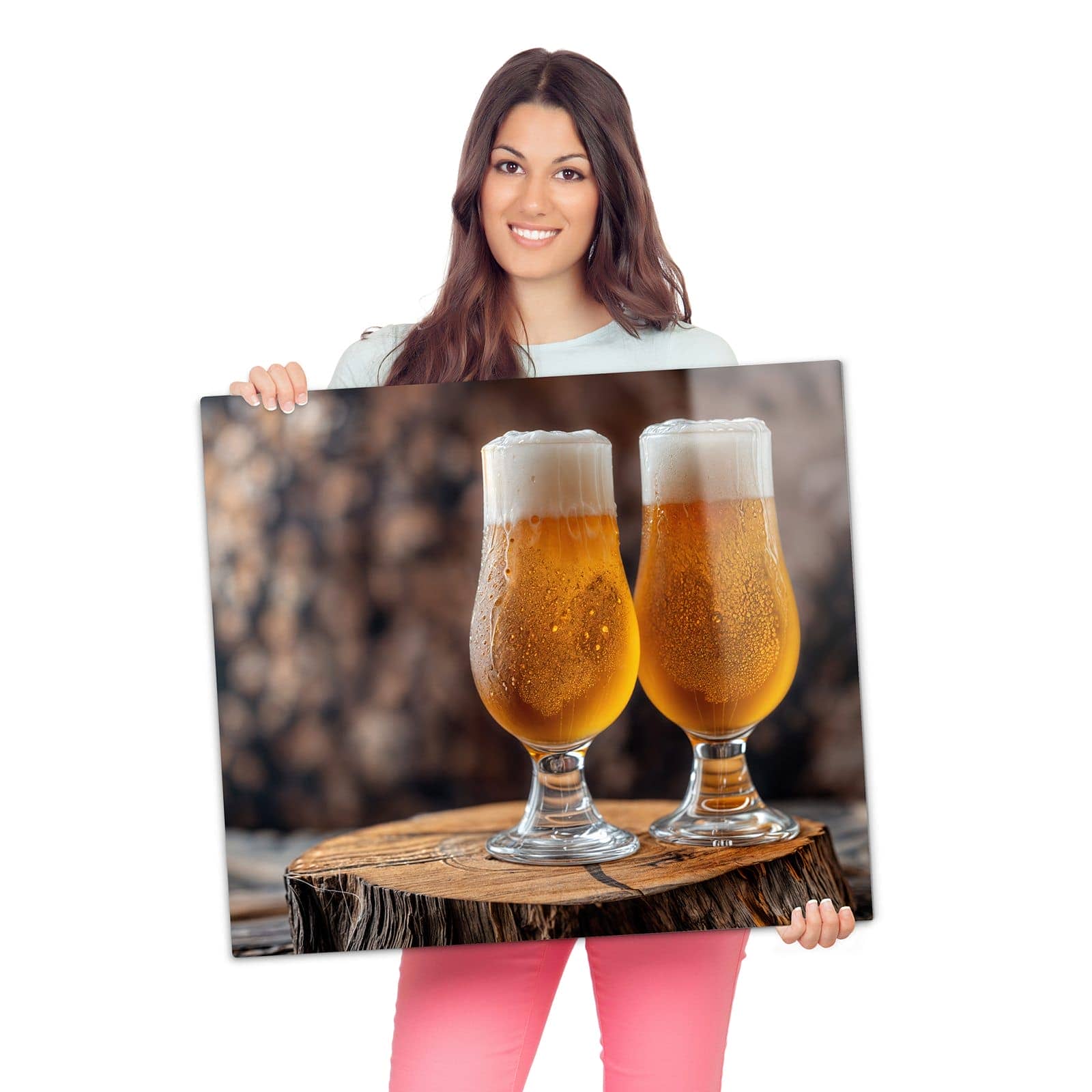 Herdabdeckplatte mit Bier auf Holz-Motiv wird zur Größendarstellung gehalten