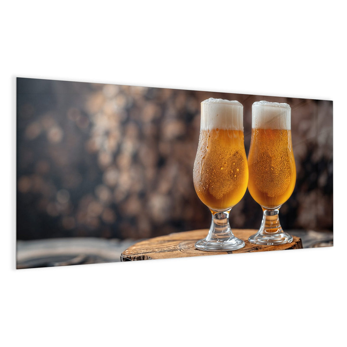 Zwei Tulpengläser mit hellem Bier und Schaumkrone auf einem Baumstumpf, Holzstapel dahinter