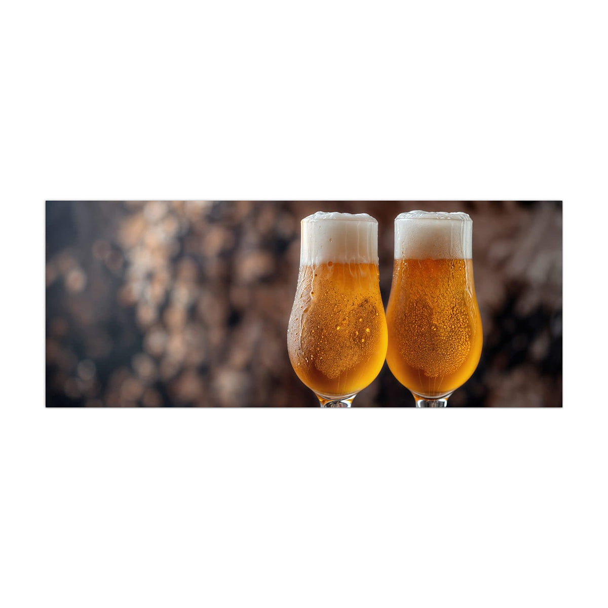 Küchenrückwand aus Glas Bier auf Holzstumpf im Hochformat, Motiv bildfüllend von vorn