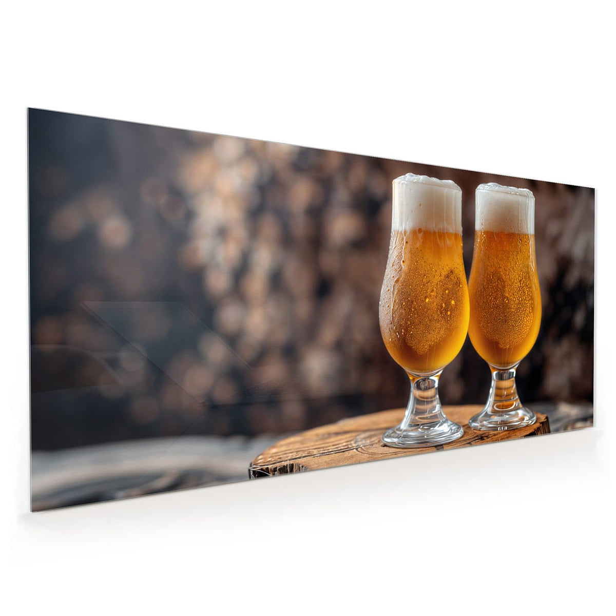 Küchenrückwand aus Glas im Hochformat: Zwei Tulpengläser mit hellem Bier und Schaumkrone auf einem Baumstumpf, Holzstapel dahinter