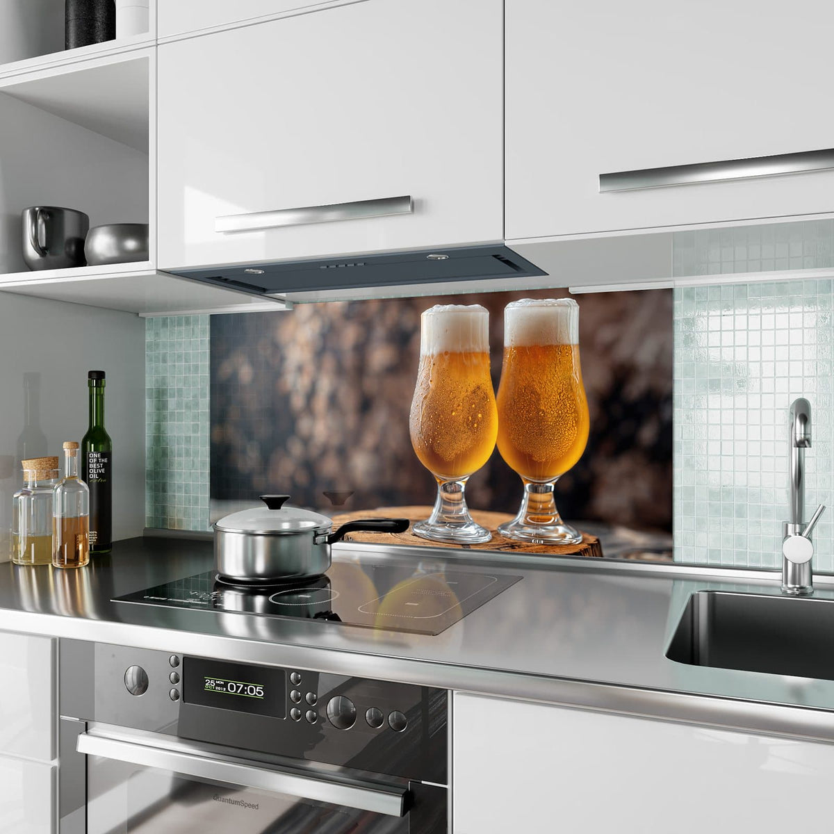 Küchenrückwand aus Glas Bier auf Holzstumpf im Hochformat als Spritzschutz hinter dem Kochfeld, über dem Fliesenspiegel montiert