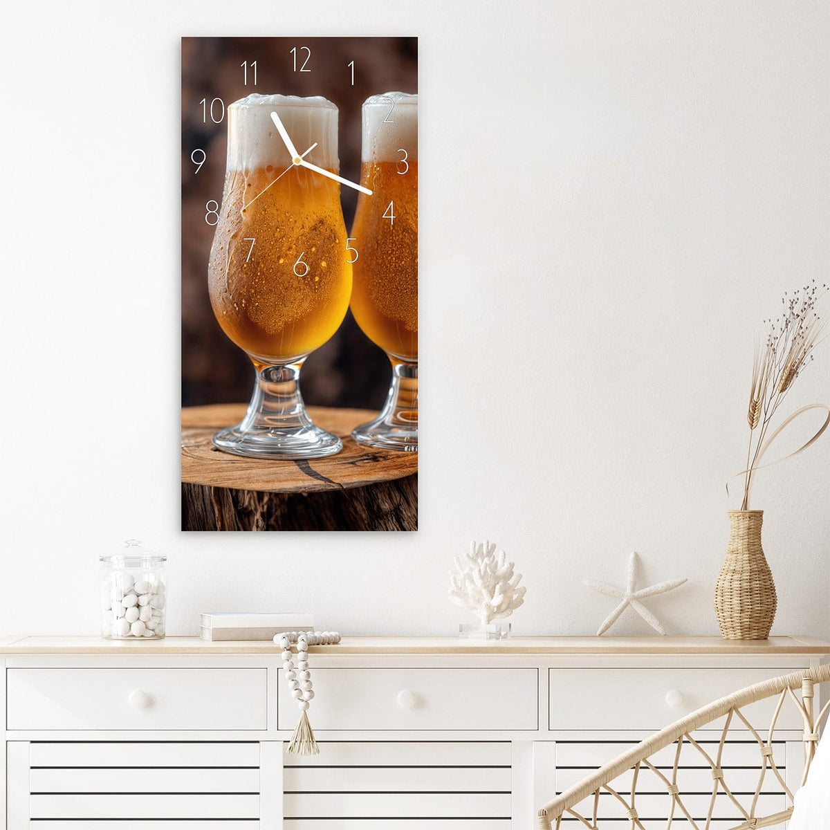 Wanduhr Bier auf Holz aus Glas – Zwei Biergläser auf Holzstumpf