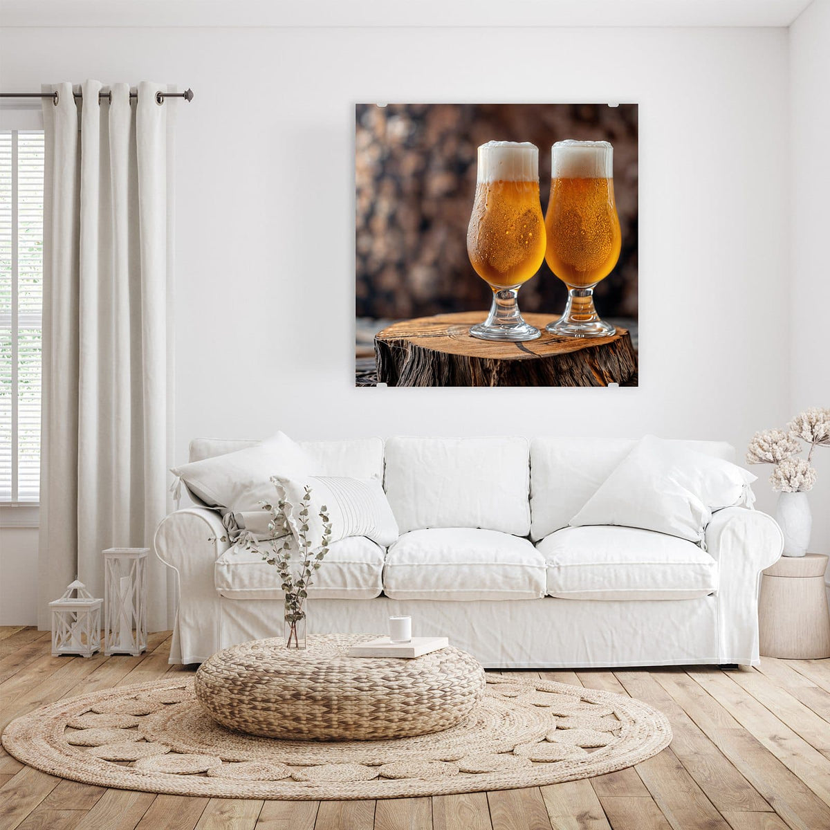 Glasbild Bier auf Holzstumpf an der Wand – Zwei Tulpengläser mit hellem Bier und Schaumkrone auf einem Baumstumpf, Holzstapel dahinter